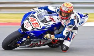 Piloto de MotoGP inclinado en curva, demostrando el efecto giroscopio moto. La moto Yamaha #48 de Jorge Lorenzo se desliza con precisión.