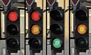 Secuencia de semáforos para tranvía: rojo, rojo/ámbar, verde, ámbar.