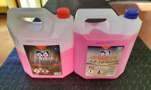 Dos garrafas de anticongelante rosa. Una es "AD PLUS" y la otra "AD ORIGINAL AD40+GLYCEROL". Ambas indican qué anticongelante lleva mi coche.