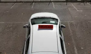 Un coche blanco con un letrero rojo de "EMBARGADO" en el techo. A pesar de estar embargado, ¿podría pasar la ITV?