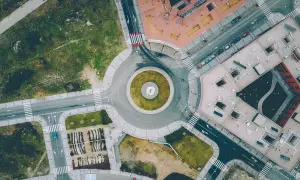 Vista aérea de una rotonda. Los coches deben ceder el paso a los que ya están dentro, demostrando quién tiene prioridad en una rotonda.