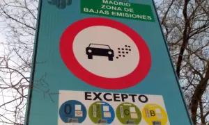 Señal de Madrid Zona de Bajas Emisiones. Prohibido circular sin la etiqueta medioambiental correcta.