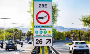 Señal de ZBE en España. Prohibido el paso a vehículos sin etiqueta ambiental o con etiquetas C y B. Permite paso a 0, ECO.