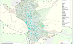 Mapa de Granada que muestra la zona de bajas emisiones (ZBE) y los aparcamientos adheridos a ella.