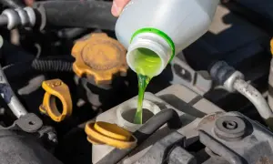 Vertiendo anticongelante verde en el motor. No se recomienda mezclar anticongelante verde y rosa.