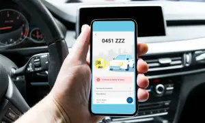 Mano revisa en el móvil que el coche 0451 ZZZ no tiene seguro. Es importante fiva comprobar seguro.