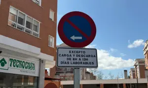 Señal de prohibido estacionar con excepción de carga y descarga de 8h a 13h en días laborables.