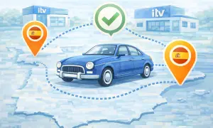 Un coche azul viaja entre dos centros ITV en España, con un punto de control de aprobación. ¡Es hora de la segunda cita ITV!