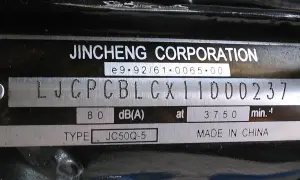Placa de identificación de Jincheng Corporation. El número de bastidor es LJCPCBLCX11000237. Así puedes saber el número de bastidor de tu coche.