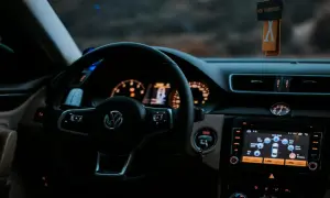 Volante de Volkswagen con sistema auto hold activado. El tablero muestra información del vehículo y el navegador.
