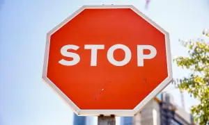 Señal de stop octogonal roja con borde blanco, indicando uno de los tipos de stop más comunes.