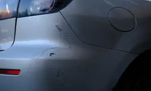 ¡Qué disgusto! Me han rayado el coche. Se ven marcas profundas en la defensa trasera y el lateral.