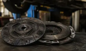 Dos discos de embrague desgastados en un taller. ¿Cuánto tarda en irse el olor a embrague quemado tras el cambio?