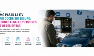 Hombre revisa lista frente a centro ITV. Aprende sobre opciones legales y errores al pasar la ITV sin seguro, con información de fiva seguros.