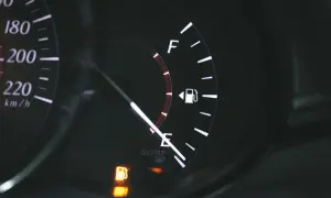 El indicador de combustible marca vacío. El coche sin gasolina está a punto de quedarse parado.