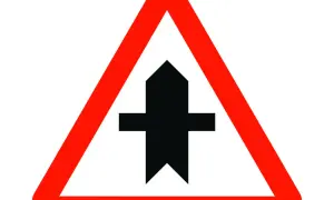Señal de advertencia: intersección con vía secundaria. Debes ceder el paso izquierda o derecha.