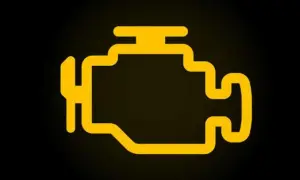Luz amarilla de motor encendida, indicando posible fallo en el sistema de inyectores.