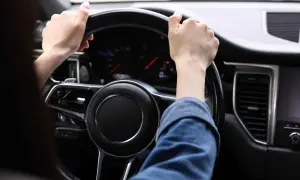 Manos al volante, sintiendo el ligero chirrido al girar. El tablero se ilumina, listo para el viaje.