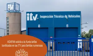 Edificio de ITV con puertas azules y letrero "Inspección Técnica de Vehículos". Un cartel naranja informa sobre tarifas bonificadas en ITV para **familia numerosa**.