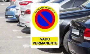 Señal de "Vado Permanente" con prohibición de salida de vehículos. Indica que no se puede aparcar para garantizar el paso.