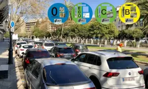 Coches aparcados en Palma, con distintivos DGT de la zona de bajas emisiones.