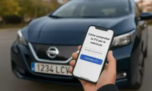 Mano sostiene móvil con app para consultar ITV por matrícula de coche en España.