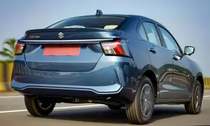Vista trasera de un coche azul metálico, con un discreto spoiler coche integrado en el maletero.