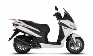 Scooter Aprilia SXR 50 blanco y negro. Con el permiso B puedo conducir un ciclomotor como este para moverme por la ciudad.