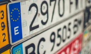 Varias nuevas matrículas de vehículos, algunas con el emblema de la UE y la letra "E", otras con números y letras.