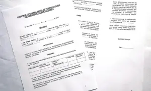 Contrato de compraventa de vehículo usado entre particulares. Incluye datos del comprador, vendedor, características del coche y cláusulas legales.