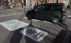 Un coche sin etiqueta pasa por una zona de bajas emisiones en Madrid.