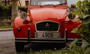 Citroën 2CV rojo con matrícula española S 4906 J. Un clásico listo para recorrer España.