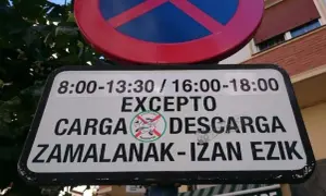 Señal de prohibido estacionar, excepto zona de carga y descarga en horarios específicos.
