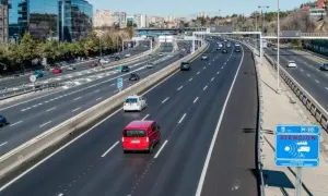 Vehículo con denegatoria que es: una furgoneta roja en autopista M-30, con señal de radar.