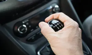 Mano cambiando a marchas altas (4, 5, 6) para conseguir más velocidad.