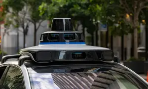 Un coche autónomo con sensores avanzados en su techo, listo para navegar por la ciudad.