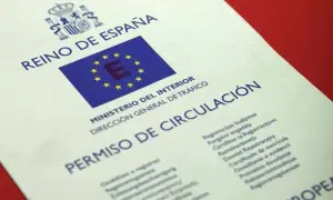 Permiso de circulación de coche, documento oficial del Reino de España con el escudo nacional y la bandera de la UE.