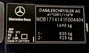 Placa de identificación de un Mercedes-Benz con el número de bastidor de un coche: WDB1714141F004404.