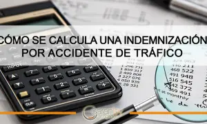 Calculadora y lupa sobre documentos financieros, ilustrando cómo calcular una indemnización por accidente de tráfico.