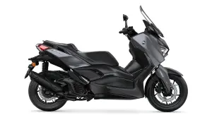 Moto Yamaha XMAX gris oscuro, con líneas deportivas. ¿Cuántos caballos tiene una moto de 125cc? Este modelo ofrece potencia y agilidad.
