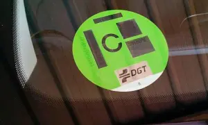 Etiqueta DGT de distintivo ambiental C en parabrisas.
