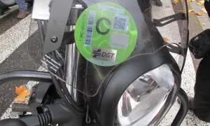 Etiqueta medioambiental C en una moto. Muestra información sobre emisiones y combustible, indicando su clasificación Euro 4.