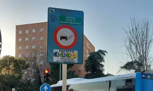 Señal de tráfico en Madrid que indica "Madrid Zona de Bajas Emisiones", con excepciones para vehículos autorizados y distintivos ambientales.