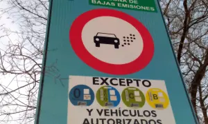 Señal de zona de bajas emisiones, prohibido circular a vehículos sin etiqueta DGT. Excepto los que tengan distintivos ECO, C, B o 0.
