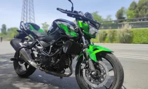 Moto Kawasaki verde y negra lista para sacar el carnet A2 teniendo el B. ¡A disfrutar de la carretera!