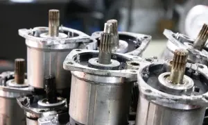 Bombas de inyección de combustible, parte del sistema common rail, con ejes estriados y rodamientos visibles.