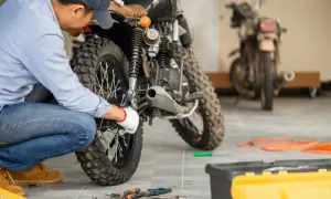 Mecánico revisa una moto. ¿itv motos cada cuanto? Pregunta clave para mantener tu vehículo en regla y seguro.