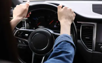 Manos al volante, sintiendo el ligero chirrido al girar. El tablero se ilumina, listo para el viaje.