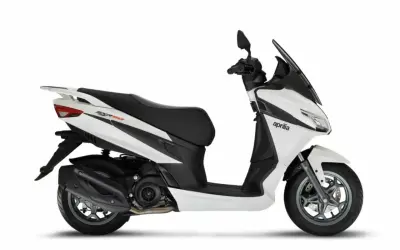 Scooter Aprilia SXR 50 blanco y negro. Con el permiso B puedo conducir un ciclomotor como este para moverme por la ciudad.