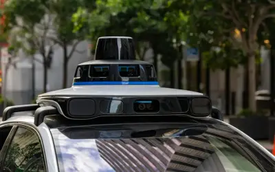 Un coche autónomo con sensores avanzados en su techo, listo para navegar por la ciudad.